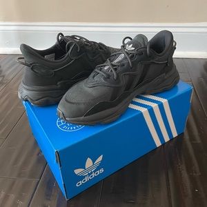 OZWEEGO SHOES 

Color: Core Black / Core Black / Silver Metallic 
Size: 8